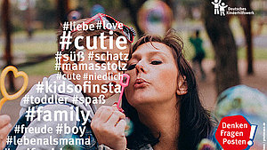 Eine Mutter und Kind pusten zusammen Seifenblasen. Auf dem Bild stehen verschiedene Hashtags, die von Familienblogger*innen genutzt werden.