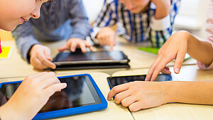 Kinder interagieren mit Tablets