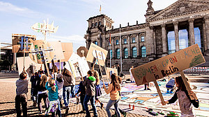 Kinder bilden einen Protestzug vor dem Reichstagsgebäude in Berlin